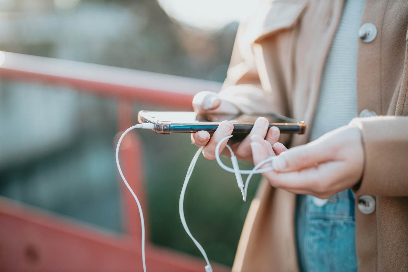 Why We Reach for Our Phones When Nothing Is Wrong